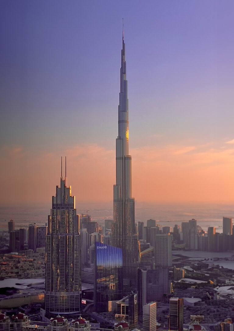 Dubai skyline met Burj Khalifa bij zonsondergang - mobiel internet en eSIM voor Dubai