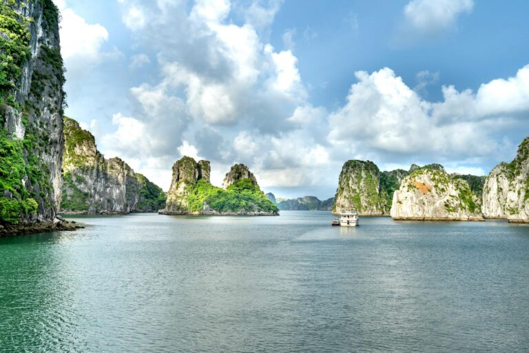 Ha Long Bay in Vietnam met kalksteenrotsen en traditionele boten - mobiel internet en eSIM tips voor Nederlandse reizigers